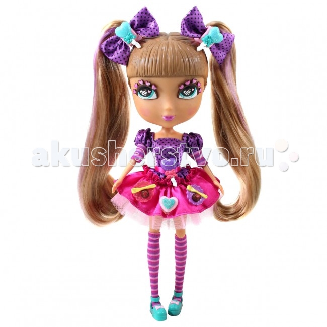 Jada Dolls Набор Кьюти Попс Делюкс Кармель с аксессуарамиDolls Набор Кьюти Попс Делюкс Кармель с аксессуарами Jada Dolls Набор Кьюти Попс Делюкс Кармель с аксессуарамиDolls Набор Кьюти Попс Делюкс Кармель с аксессуарамиНабор Кьюти Попс Делюкс. Кукла Кармель с аксессуарами. Кьюти Попс Делюкс - стильные куколки-сладкоежки, использующие любимые сладости в качестве украшений.Карамель одета в стильное яркое платье и полосатые гольфы, на ногах маленькие модные туфельки.Большое количество аксессуаров позволит постоянно менять сюжет игры и костюм Кармели. Сменные пряди-хвостики, глазки со сказочным макияжем и ресничками в виде сердечек, это мечта любой модницы.У Кармели семь подвижных шарнирных соединений с помощью которых двигается голова, плечи, бедра и колени. В комплекте: 1 кукла в нарядном платье и колготках 1 пара обуви 2 съемных хвостика 2 дополнительных съемных хвостика 1 набор бантиков 1 пара открытых глаз 1 дополнительная пара закрытых глаз 10 украшений-кнопочек в виде сладостей для платья и прически.<br>