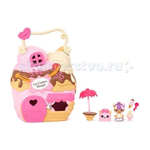 Lalaloopsy Сливочный домик с малюткойСливочный домик с малюткой Lalaloopsy Сливочный домик с малюткойСливочный домик с малюткойСливочный домик для Малюток Лалалупси (Lalaloopsy Tinies)! У домика есть ручка, благодаря которой его можно носить как чемоданчик на прогулку или в гости. Домик выступает в роли не только дома для куколки, но и в роли магазина мороженого. Фасад дома выглядит как большой рожок с шариками пломбира разного вкуса, украшенный вафлями, а над входом расположилась большая вывеска с названием магазина. Чтобы играть внутри домика, необходимо открыть заднюю крышку, повернув специальный замочек. Внутри домика два этажа, с комнатой на каждом из них. В этом домике живет малютка Лалалупси Сливочный пломбир со своим другом - питомцем Котенком. Малышка очень любит веселиться весь день, наслаждаясь превосходным холодным лакомством. Из предметов интерьера можно найти столик с зонтиком, рожок с тремя шариками клубничного мороженого, мороженица с ванильным мороженым и специальная ложечка. В этом ярком домике можно разместить всех друзей Lalaloopsy Tinies и провести весело время!<br>