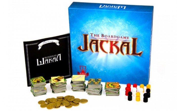 Magellan Настольная игра ШакалНастольная игра Шакал Magellan Настольная игра ШакалНастольная игра ШакалMagellan Настольная игра Шакал Капитан Шакал был одним из самых опасных и смелых пиратов на всех Cеми Морях. О его подвигах и приключениях слагали легенды и пели песни в тавернах Порт Рояла. Его боялись и уважали даже офицеры королевского флота. Ходили слухи, что трюмы его шхуны полны сокровищами со всех уголочков земли. К моменту заслуженного выхода на пенсию Шакал накопил столько богатств, что они не поместились в штатном пиратском сундуке, который выдается каждому джентльмену удачи в начале карьеры. Поэтому капитану пришлось превратить в сокровищницу целый остров, зарыв золотые пиастры почти под каждым камнем, кактусом или пальмой. В настольной игре Шакал Jakal каждый игрок выступает в роли капитана пиратской команды, чей корабль причалил к берегу острова легендарного Шакала. В начале игры карта острова полностью закрыта от игроков. Продвигаясь в глубь джунглей игроки постепенно будут открывать один за одним участки суши. Помимо обычных участков на пути вам могут встретиться капканы, пушки, бочки с ромом, голодные крокодилы и даже ледники. Каждой особой локации соответствуют правила, влияющие на перемещение попавших на неё пиратов. Кроме этого на некоторых участках вы сможете найти сундуки с золотом, которое необходимо доставить на корабль, пока вас не опередили оппоненты!<br>