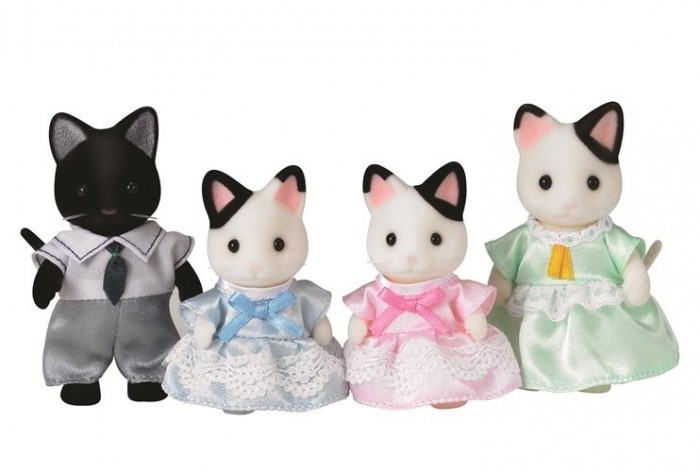 Sylvanian Families Набор Семья Чёрно-белых котовНабор Семья Чёрно-белых котов Sylvanian Families Набор Семья Чёрно-белых котовНабор Семья Чёрно-белых котовНабор Sylvanian Families «Семья черно-белых котов» 5181 – это еще один замечательный набор из серии Семьи. В комплект входят папа-кот, мама-кошка и их детки-котята. Все зверюшки одеты ярко и стильно. Одежда легко снимается, ее можно стирать. Ребенок будет долго и весело играть с этими игрушками и сможет придумать интересные сюжеты, ведь головки и лапки у фигурок вращаются, что делает игру еще более увлекательной. Семья черно-белых котов обязательно понравится всем маленьким любителям Sylvanian Families. Ведь каждый житель страны Сильвания уникален по-своему. Как и другие игровые наборы Sylvanian Families этот набор развивает у ребенка чувство ответственности и заботы, формирует представление о семейных ценностях. Размер фигурок 6-8 см. Сказочный мир игровых наборов Sylvanian Families разнообразен - это всевозможные зверюшки, у каждого из которых есть собственный дом, семья, работа. Состав семей в игровых наборах Sylvanian Families не ограничивается стандартным «папа, мама, ребенок», здесь есть даже бабушки и дедушки. Герои игровых наборов Sylvanian Families разнообразны: кролики, еноты, медведи, мыши, ежи, белки и многие другие. Однако разнообразием героев мир игрушек Sylvanian Families не ограничивается. Дома, предметы мебели, игрушечная еда и многие другие аксессуары представлены в ассортименте игрушек Sylvanian Families.<br>