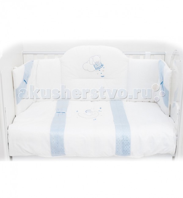 Комплект в кроватку Italbaby Polvere Di Stelle (5 предметов)Polvere Di Stelle (5 предметов) Комплект в кроватку Italbaby Polvere Di Stelle (5 предметов)Polvere Di Stelle (5 предметов)Следуя самым модным тенденциям в текстильном декоре детской, Italbaby в новых коллекциях отказывается от напыщенного декора и романтического кружева. Теперь роскошный уют малыша воплощен в россыпи звездной пыли и лаконичных очаровательных аппликациях в виде любимых детских героев. Вместе с малышами, мишки и котята сладко спят, удивляются и радуются новым открытиям. Гипоаллергенно, сертифицировано, стирка в стиральной машине. Материалы: - 100% хлопок - состав внутреннего наполнителя бортика: волокна полиэстера В комплекте: - стёганное одеяло - пододеяльник - борт - простыня на резинке - наволочка Размеры: - одеяло (дхш) 130х100 см - простыня для матраса (дхш) 125х63 см - наволочка для подушки (дхш) 40х60 см Произведено в Италии.<br>
