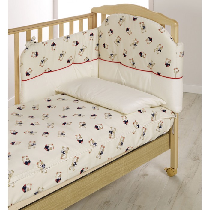 Комплект для кроватки Italbaby Teddy (5 предметов)Teddy (5 предметов) Комплект для кроватки Italbaby Teddy (5 предметов)Teddy (5 предметов)Белье Teddy (5 предметов) прекрасно подойдет для детской мебели ItalBaby. Гипоаллергенно, сертифицировано, стирка в стиральной машине. Комплект может быть дополнен фирменными аксессуарами: колыбель, конверт на молнии, настольный абажур, плетеная корзина для аксессуаров, корзина для переноски. Комплект из 5 предметов: бампер простынь на резинке наволочка одеяло пододеяльник Состав: 100% хлопок. Общие размеры: одеяло, пододеяльник (дхш) 130х100 см наволочки (дхш) 40х60 см<br>