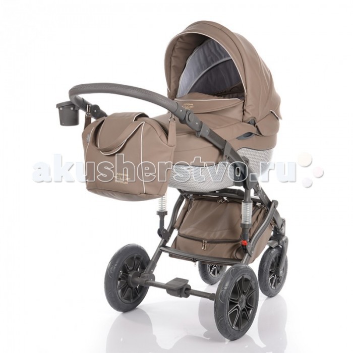 Коляска Junama Impulse Carbon 2 в 1Impulse Carbon 2 в 1 Коляска Junama Impulse Carbon 2 в 1Impulse Carbon 2 в 1Стильная детская коляска Junama Impulse Carbon 2 в 1, получившая уникальный дизайн и люльку из карбона, объединила в себе все преимущества продукции чешского бренда: легкий вес, удобную систему сложения, мягкую двойную амортизацию и надежный центральный тормоз. Инновационная рама из закаленного алюминия легко складывается за пару секунд и так же просто раскладывается. Передние колеса детской коляски вращаются вокруг вертикальной оси (плавают) и оснащены уникальной амортизационной системой, которая защищает ребенка от стресса при столкновении конструкции с препятствием. Еще один плюс – закрытая багажная корзина, сделанная в виде стильной сумки на молнии. Модель снабжена регулируемой под рост родителей ручкой, обшитой эко-кожей. Характеристики: возраст: от рождения до 3 лет вес ребенка: до 15 кг новые конструкторские решения и экологически чисты материалы спортивный дизайн в стиле мотогонок система «klik-klak» для быстрой фиксации модулей реверсивная установка модулей на шасси Шасси: все колеса – надувные, на подшипниках передние колеса – поворотные (360°) с фиксацией система «Антишок» на передней оси система двойной пружинной амортизации с регулировкой жесткости амортизаторы расположены на задней оси и шасси педаль центрального тормоза закрытая корзина-сумка, которая выдерживает 5 кг многопозиционная родительская ручка, обшитая эко-кожей Люлька: надежный пластиковый короб, устойчивый к ударам мультипозиционный подголовник съемная внутренняя обшивка из натурального хлопка многосекторный складной капюшон накидка с высоким отворотом Прогулочное сиденье: многопозиционная спинка регулировка высоты подножки мягкий анатомический матрасик бампер с текстильной перемычкой между ножек система 5-титочечных ремней объемный капюшон с несколькими положениями регулировки В комплекте: держатель для бутылочки сумка с пеленальным матрасиком накидки на ножки Размеры детской коляски: люлька с капюшоном: ширина – 42, длина – 88, высота капюшона – 67 см прогулочное сиденье с капюшоном: ширина – 42, длина – 85 см диаметр колес: 25 и 30 см. Вес: люлька: 4.95 кг прогулочное сиденье: 5.8 кг общий вес: 14.8 кг<br>