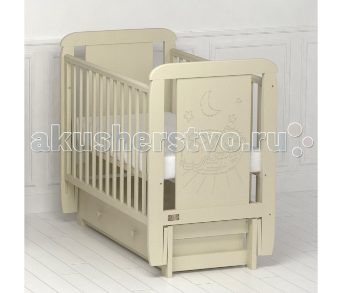 Детская кроватка Kitelli (Kito) Micio (продольный маятник)Micio (продольный маятник) Детская кроватка Kitelli (Kito) Micio (продольный маятник)Micio (продольный маятник)Кроватка с маятником Micio, представитель новой линейки детских кроваток для новорождённых выполненных по итальянскому дизайну. Данная продукция является превосходным образцом европейского качества и изысканного стиля. Товар сертифицирован и изготовлен на современном оборудовании по итальянской технологии. Продукция выполнена из натурального, цельного, экологически чистого массива березы, вставка рисунка из МДФ, что обеспечивает прочность и долговечность изделия. Кроватка имеет гипоаллергенное, экологически чистое покрытие, не содержащее токсичных компонентов и абсолютно безопасно для ребенка. Каждый сантиметр поверхности обрабатывается вручную, что придает всему изделию индивидуальный, неповторимый вид. Контроль качества производится непосредственно при сборке каждого элемента конструкции. Особенности: Два положения регулировки боковой стенки. Возможность снятия боковой стенки и трансформация кроватки в уютный диванчик. Размер спального места 120х60 см. Подматрасник кровати выполнен в виде ортопедической сетки и устанавливается в двух положениях по высоте. Соответствует всем требованиям безопасности: отсутствие заглушек, выступающих углов и неровностей. Защитные силиконовые накладки предохраняют от повреждения зубов. Функциональный объемный выдвижной ящик на роликовых направляющих. Инновационный механизм продольного качания, обеспечивает до 60 качаний с одного запуска маятника. При необходимости маятник надежно фиксируется в заданном положении. Расстояние между прутьями кроватки рассчитаны так, чтобы обеспечить малышу максимальную безопасность во время сна и бодрствования. Материал: массив березы. Спинка кровати декорирована резьбой. Размер кроватки: 126х68х106 см.<br>