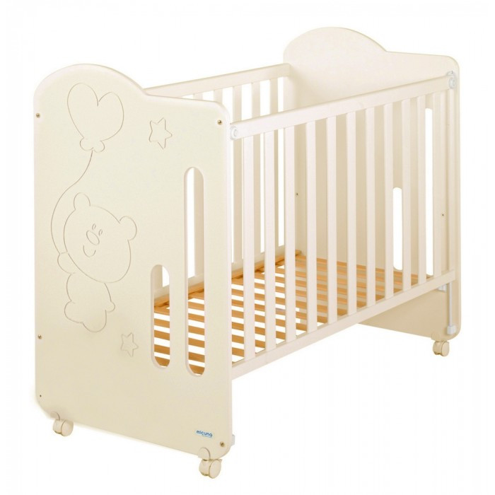 Детская кроватка Micuna Globito 120x60Globito 120x60 Детская кроватка Micuna Globito 120x60Globito 120x60Micuna Globito 120x60 Очаровательная кроватка Micuna Globito с первого взгляда покорит и вас, и малыша. Мягкие классические цвета, плавные линии, на передней спинке кровати – резной рисунок в виде звёздочек и трогательного медвежонка с воздушным шариком. Micuna Globito прекрасно впишется как в классический, так и в современный интерьер. Кроватки испанской компании Micuna изготавливаются в Валенсии из экологически чистых материалов. В первую очередь, это бук – традиционное дерево для мебели и музыкальных инструментов. Элементы из МДФ – материала, созданного без применения эпоксидных смол и фенола на основе природного полимера лигнина, дополняют конструкцию. Краски и лак, которыми покрывают кроватки, приготовлены из натуральных компонентов и не создают вредных испарений. Основные характеристики: бортик кроватки опускается; ложе регулируется по высоте – 2 позиции; посредством снятия бортика кроватка легко превращается в диванчик; материал: бук, МДФ; в комплект не входит ящик для кровати, но его можно заказать дополнительно. Размеры: кроватка (ДхВхШ): 121х106х66 см; матрас: 117х57 см (в комплект не входит, можно заказать дополнительно); постельное бельё: 120х60 см (в комплект не входит, можно заказать дополнительно). Вес с упаковкой (брутто): 24,25 кг<br>