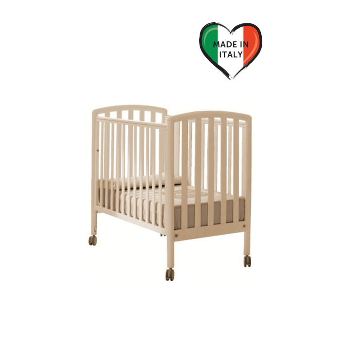 Детская кроватка Pali City CotCity Cot Детская кроватка Pali City CotCity CotДетская кроватка Pali City Cot за счет хорошо продуманной конструкции, обеспечит максимальный комфорт Вашему малышу! Реечное дно окажет необходимую поддержку чувствительному позвоночнику малыша. Бортик каждой кроватки можно опустить на 20 -25 сантиметров, а один из них полностью снимается, превращая кроватку в уютный детский диванчик для отдыха. Маневренные колеса с возможностью блокировки, съемные. Кровать изготовлена из высококачественного натурального дуба и покрыта натуральными лаками и красками, которые являются абсолютно безвредными для малыша. Особенности : один бортик полностью снимается бортик каждой кроватки можно опустить на 20-25 сантиметров маневренные колеса с возможностью блокировки, съемные изготовлена из высококачественного натурального дуба Характеристики : матрас в комплекте, чехол хлопковый, несъемный, а внутри — пенополиуретановая пена Размер внутренний: 103x51 см Размер наружный: 109x57 см. Высота: 96 см. вес: 20 кг<br>