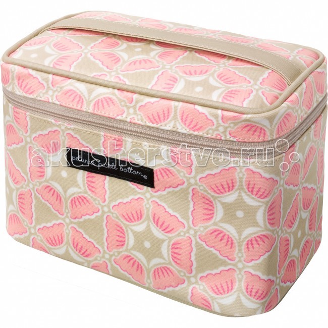 Petunia Pickle Bottom Дорожный кейс Travel Train CaseДорожный кейс Travel Train Case Petunia Pickle Bottom Дорожный кейс Travel Train CaseДорожный кейс Travel Train CaseДорожный кейс Petunia Pickle Bottom Travel Train Case предназначена для тех, кто не хочет искать компромисс между функциональностью и прекрасным внешним видом. Его удобно использовать и как самостоятельный аксессуар, и в комплекте с вашей сумкой для мамы Petunia с тем же принтом. Состав ткани: хлопковый принт с водоотталкивающим покрытием Основные характеристики: 100% органический хлопок со специальным покрытием, отталкивающим воду и загрязнения. Легкий уход - просто протереть влажной тканью! просторное внутреннее отделение с 7 карманами, включая один карман на молнии размеры: 16 см х 24 см х 15 см Американская компания Petunia Pickle Bottom возникла в 2000г. как производитель специальных сумок для мам. Позднее линейка продуктов бренда расширилась, включив различные товары для мам и детей - накидки для кормления, слинги-карманы, разнообразные сумочки и кошельки, одежду для новорожденных и многое другое. Petunia - это не только бренд, это образ жизни, особый взгляд на мир. Товары Petunia были созданы для того, чтобы и в материнстве женщину окружало изящество, стиль и красота: сумки для мам Petunia имеют детально разработанный дизайн, каждая украшена вышивкой, в этих сумках используются шелковая парча, сотканные вручную ткани, бархат, хромированные блестящие детали. Сумки Petunia - это не просто сумка для мам, это коллекционный аксессуар, многие релизы прошлых лет, лимитированные выпуски, становятся предметом коллекционирования и продаются на аукционах. Особую известность бренду принесли характерные, красивые паттерны, которые меняются с каждой коллекцией. Они украшают товары всех категорий и очень удачно дополняют друг друга.<br>