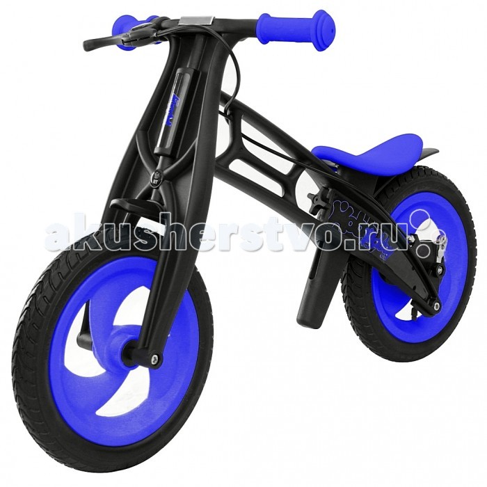 Беговел Hobby-bike RT Fly ВRT Fly В Беговел Hobby-bike RT Fly ВRT Fly ВБеговел Hobby-bike RT Fly В, созданный по немецким технологиям, удивит Вас своими особенностями. Вы оцените высокое европейское качество, инновации и функционал. Уникальность модели Fly - самое низкое положение сиденья - 30,5 см. Благодаря съемным пластиковым деталям Вы сможете установить сиденье на высоту 42 см. Устойчивость, эргономичность и надежность позволит самым маленьким малышам от 2 лет быстро и без страха освоить этот велобалансир в самое короткое время. Вы удивитесь быстрым результатам своего малыша! Hobby-bike Fly черная оса идеален для самых маленьких. Важно, чтобы обе ноги малыша доставали до земли. Hobby bike FLY черная оса невероятно легок, прочен и долговечен. Теперь Ваш малыш может кататься на беговеле круглый год - благодаря пластиковой раме, беговел никогда не заржавеет. Литой пластик с добавлением стекловолокна и нейлона создан по самым современным технологиям и не подвержен перепаду температур и деформации. Немецкое качество во всем - сиденье выполнено из силикона и Ваш малыш никогда не соскользнет с беговела. Безопасность — 10 баллов. Сиденье идеальной эргономичной формы с круглыми краями очень мягкое, удобное и устойчивое. Сиденье регулируется на любую высоту - от 30.5 см до 42 см. Регулировать сиденье легко и просто - благодаря надежному барашку Вы сможете быстро переставлять сиденье, меняя его положение на необходимую высоту. Это очень удобно. Инструменты не нужны! Еще одна уникальная особенность беговела в том, что угол поворота руля сделан таким образом, чтобы быть безопасным в использовании. Грамотно продуманный угол поворота (неполный) дает малышу безопасное маневрирование и безопасно поворачивать, не позволяя беговелу упасть. Надувные колеса с 2 видами шин на любой вкус - елочка и волна. Оба протектора шин создают максимальное сцепление с дорогой. А продуманные канавки на протекторе позволят воде и грязи скатываться с колес и шинам оставаться чистыми. Благодаря этим деталям обучение и катание на беговеле будет максимально комфортным и безопасным. Вы и Ваш малыш оцените это по достоинству. Благодаря высокоточным сверхскоростным подшипникам колеса вращаются очень плавно. Закрытые подшипники на колесах прослужат долго. Беговел Hobby bike имеет высокотехнологичную тормозную систему - задний барабанный тормоз с ручным управлением. Это очень эффективная и безопасная функция для маленьких детей. Необходимо применять его в различных непредвиденных ситуациях. Тормозная система установлена на заднем колесе. Рычаг ручного тормоза установлен на руле. Научите ребенка тормозить. Задний барабанный тормоз с ручным управлением помогает обеспечить плавное и постепенное торможение. Мягкие резиновые ручки руля максимально комфортны — они не дадут детским рукам соскользнуть. Заднее и переднее крыло над колесами защитят от грязи и камней. Аэродинамичные формы и идеальная эргономика поможет малышу научиться удерживать равновесие и сохранять баланс, понимая, как управлять своим телом, а это позволит ему мыслить, самостоятельно принимать решения и развиваться. Дети от 2 лет могут легко начинать учиться на велобалансире Hobby bike черная оса. А стильный, брутальный дизайн поможет ребенку почувствовать себя крутым гонщиком и покорителем дорог. Это бесценно! Размер длина 83 см, от пола до руля 54 см.<br>