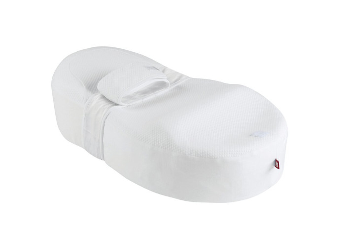 Матрас Red Castle CocoonababyCocoonababy Матрас Red Castle CocoonababyCocoonababyЭргономические кроватки, уже используются в неонатологии и в роддомах. СOCOONaBABY® теперь существует в больших размерах для комфорта всех детей в начале жизни. Нежно принимая ребенка, давая ему успокаивающее окружение, которое напоминает ему утробу своей матери , СOCOONaBABY® помогает новорожденному в адаптации к новой жизни после рождения. СOCOONaBABY® уменьшает основные беспокойства, которые проявляются в первые месяца жизни. В COCOONaBABY® ребенок находится в естественном, полузародышевом положении, плечи и позвоночник легко скруглены. Это положение дает многочисленные преимущества: позволяет ребенку прикоснуться к своему лицу и поднести руки ко рту, как он это делал в матке. Он успокоен и не волнуется из-за страха падения (ощущения падения в пустоту). сокращает желудочный отток, который часто волнует детей в течение первого года. предотвращает гиперактивность и мышечные спазмы ограничивает опасность plagiocéphalie черепная деформация, известная под термином «плоская голова», которая бывает на традиционном матрасе улучшает качество и время сна. Ребенок чувствует себя спокойно. способствует развитию хорошей координации улучшает отношение между ребенком и его окружением. Ребенок в COCOONaBABY® может смотреть перед собой и легко менять положение головы, чтобы следовать за кем-то глазами и вступать с ним в контакт. Размер COCOONaBABY® 3: для доношенных детей в течение первых 4 месяцев жизни дома. В наличии дополнительные простыни-наматрасники для COCOONaBABY FITTED SHEET В комплект с коконом Cocoonababy® входит: Регулируемый ограничитель, позволяющий кокону расти вместе с ребенком. Съемная простыня из фирменного хлопка Fleur de Coton® белого цвета. Подстраховывающий пояс. Размеры кокона (Д x Ш х В): 69 x 40 x 19 см Вес: 1кг Материал: Fleur de Coton Наматрасники в различных расцветках<br>