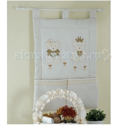 Roman Baby Панно Real BearsПанно Real Bears Roman Baby Панно Real BearsПанно Real BearsПанно с карманами Roman Baby Real Bears на стену завершит дизайн интерьера детской комнаты. Цвет постельного белья и рисунки на нем будут сочетаться с внешним видом панно. Это придаст комнате элегантность и красоту. Кроме того, панно имеет кармашки, в которые можно поместить разные необходимые мелочи. Особенности: декоративное панно с кармашками выполнено с использованием нескольких фактур ткани, итальянская фурнитура, оригинальная авторская вышивка и аппликация практичная панель поместит различные мелочи, необходимые для ежедневной заботы о Вашем малыше стирается в щадящем режиме Материал: 100% хлопок<br>