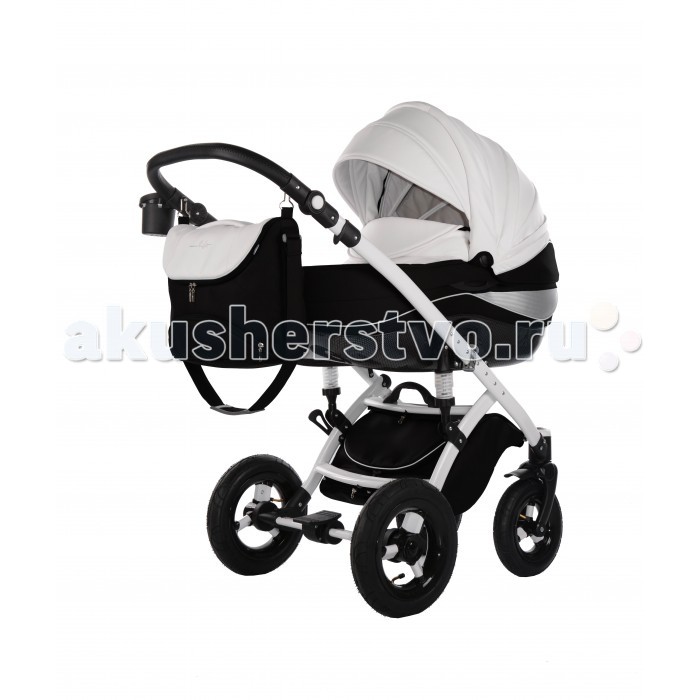Коляска Tako Moonlight Carbon 2 в 1Moonlight Carbon 2 в 1 Коляска Tako Moonlight Carbon 2 в 1Moonlight Carbon 2 в 1Tako Monlight 2 в 1 (на белой раме) – это отличная легкая коляска, которая, кроме того, отличается своей многофункциональностью. Кроме люльки и прогулочного блока, Вы без труда сможете установить на специальные адаптеры автокресло для детишек от 1 до 14 кг (дополнительная опция). Люлька для новорожденного весит всего 4 кг и отделана двухслойной обшивкой. Специально отделанная экокожей ручка не позволит Вашим рукам замерзнуть в холодную погоду. Кроме того, Вы сможете выбрать подходящую высоту ручки для каждого человека, который катит коляску. Прогулочную часть Вы без труда сможете установить как по направлению движения, так и против него, что позволит Вам избежать попадания в лицо малыша ярких солнечных лучей или ветра. Спинка в этой части коляски регулируется по высоте – поэтому Вы сможете уложить его спать во время длительной поездки, а во время бодрствования ему будет комфортно изучать мир в положении «сидя». Капюшон довольно глубокий. Имеется также возможность его регулировки, поэтому ваш малыш будет под защитой в любую погоду. Кроме впечатляющей функциональности данная модель может похвастаться роскошным дизайном. Интересные цветовые комбинации в сочетании с белой утонченной рамой делают детскую коляску идеальным решением для модных мамочек, которые всегда выбирают эксклюзивные вещи. Шасси: пружинные амортизаторы на раме и колесах, которые обеспечат минимальную «тряску» на дорогах легкая хромированная рама весит около 10 кг 2 вида амортизаторов, на каре и на колесах очень большая и закрытая корзина для покупок колеса резиновые надувные Люлька: ровное вентилируемое дно подголовник регулируется внутренняя ширина 34 см, длина 78 см вся обивка из хлопка есть ручка переноска, которую можно снять Прогулочный блок: блок реверсивный, его можно установить в двух направлениях легко устанавливается и снимается с рамы 4 наклона спинки сиденья, регулируется одной рукой рычагом на спинке бампер снимается можно снять с одной стороны или с двух сторон кнопочками пятиточечные ремни безопасности с паховым ремнем В комплект входит: шасси люлька прогулочный блок дождевик москитная сетка матрасик накидка на ножки сумка для родителей корзина для покупок Размеры люльки с капюшоном: 42х88х67 см. Размеры прогулочного блока с капюшоном: 42х85х64 см. Вес люльки: 4.95 кг. Вес прогулочного блока: 5.8 кг.<br>