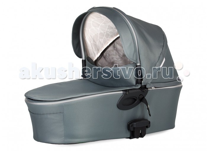 Люлька X-Lander X-Pram QX-Pram Q Люлька X-Lander X-Pram QX-Pram QПросторная люлька с удобной ручкой для переноски ручка для переноски очень удобно расположена в верхней части люльки, и при подъеме люлька держится ровно, без наклонов вперед или назад в передней части капюшона имеется отверстие для вентиляции, которое в свою очередь обтянуто москитной сеткой, что очень удобно в теплое время года, а во все остальное время оно надежно скрыто тканью (на молнии), которая не пропускает ветер все внутренние ткани сделаны из 100% хлопка, и очень легко снимаются для стирки благодаря креплению на молнии, а внешние ткани водоотталкивающие и не продуваются ветром с помощью ремешка справа на люльке Вы с легкостью можете подобрать любое удобное положение подголовника для Вашего малыша также справа на люльке имеется карман на молнии, но скорее всего это больше дизайнерское решение, нежели отсек для хранения чего-либо При помощи специальных адаптеров (приобретаются отдельно) устанавливается на шасси колясок X-Lander. Вес 4.2 кг Размер 75х20х31 см<br>